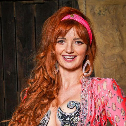 profesjonalna tancerka brzucha w stroju orientalnym